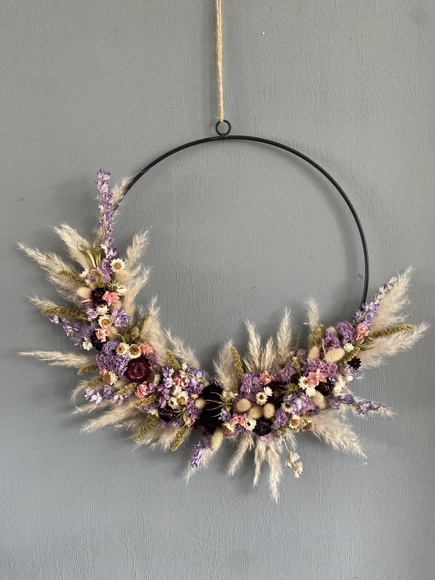 Grote krans van droogbloemen aan een ronde ring
