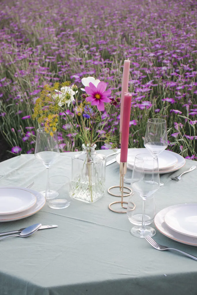 Gedekte tafel met verse bloemen in een glazen vaas